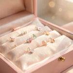 7 bijoux symboliques naissance bapteme à offrir pour marquer un grand moment Coffret élégant avec bijoux délicats pour naissance et baptême, lumière douce et ambiance lumineuse, détails raffinés sur un fond clair.